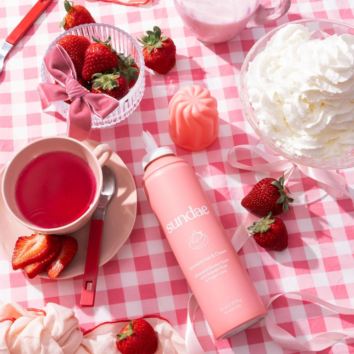SUNDAE - WHIPPED SHOWER FOAM STRAWBERRIES & CREAM | 265 ML