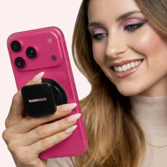 Huda Beauty - EASY BAKE PRESSED POWDER PHONE GRIP