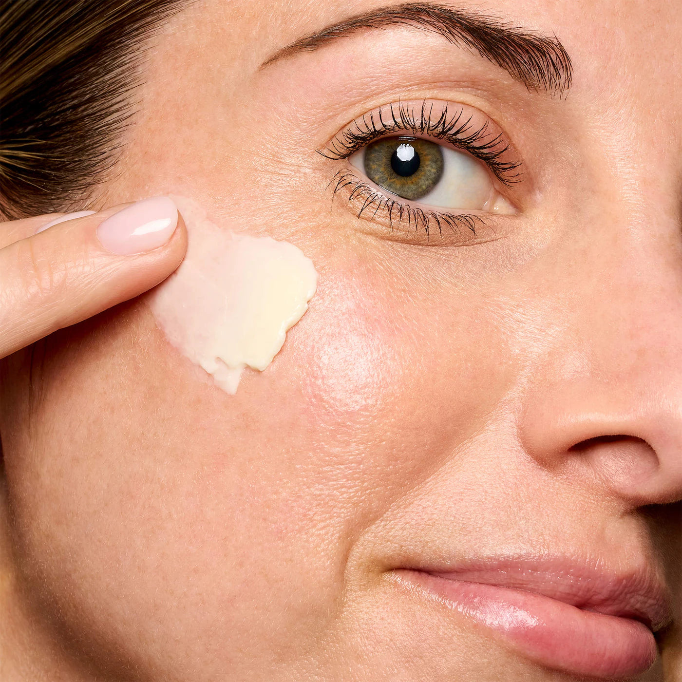 Bobbi Brown  - Vitamin Enriched Face Base Moisturizer & Primer with Vitamin C + Hyaluronic Acid